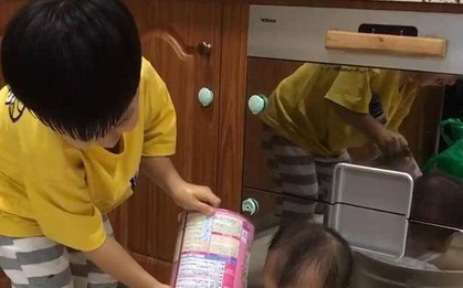 Nấu cơm trong bếp để hai con nhỏ chơi với nhau ngoài phòng khách, người mẹ suýt ngất khi thấy hành động này