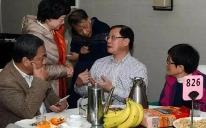 Rủ nhau đi thăm thầy cô sau 20 năm ra trường: "Tôi sững người khi không ai nhận ra mình, càng nghe càng thấy lòng đắng chát"