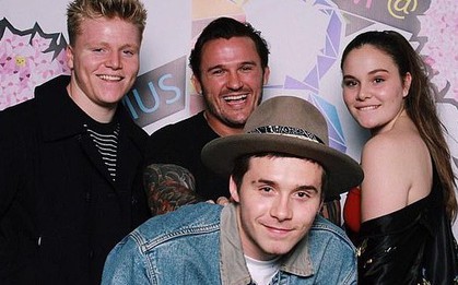 Bố làm con chịu: Cậu cả nhà Beckham thẳng tay "unfollow" 2 bạn thân chỉ vì bố của họ khuyên Brooklyn "hãy nhớ cội nguồn"