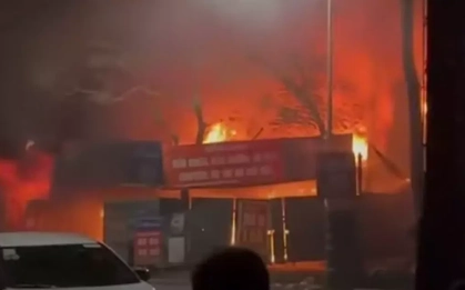 Cửa hàng sửa xe ở Hà Nội bốc cháy ngùn ngụt trong đêm