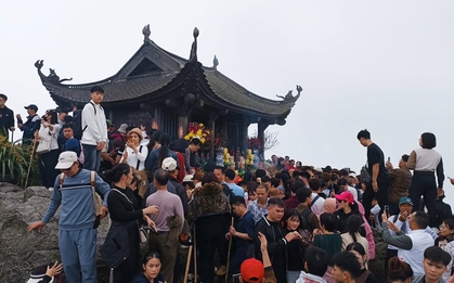 Chùa Đồng trên đỉnh Yên Tử ken đặc người trong ngày mùng 3 Tết