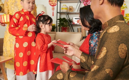 Cha mẹ EQ cao sẽ không nói với con 4 câu này khi nhận lì xì