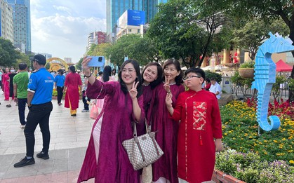 Lý do nhiều người chỉ check-in đường hoa Nguyễn Huệ từ xế chiều đến tối