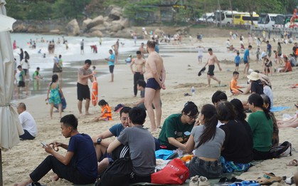 Bãi biển Nha Trang đông nghịt