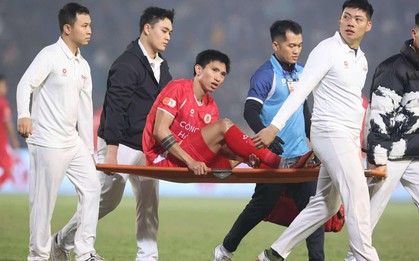 Văn Hậu chấn thương phải rời sân bằng cáng
