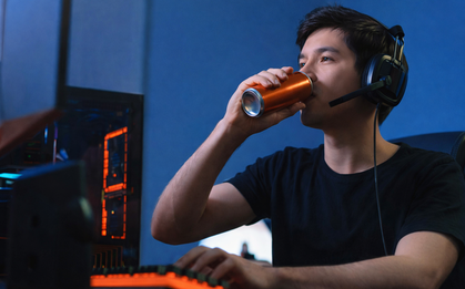 Ai nên tránh nước tăng lực và làm sao để uống 1 cách lành mạnh? Bác sĩ giải thích