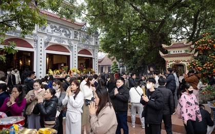 Giữa trưa Rằm tháng Chạp, Phủ Tây Hồ đông đúc vì dòng người chen kín đi tạ lễ cuối năm