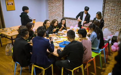 Họp lớp, tôi phát hiện lớp trưởng ở nhà thuê nhưng lại sẵn sàng bao bữa ăn hết 60 triệu đồng: Ngày hôm sau gặp riêng, tôi chết sững