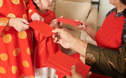 Mang 5 triệu về quê lì xì đầu năm mới nhưng nhận được gấp đôi, vợ chồng tôi tái mặt nhìn nhau