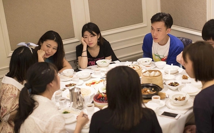 Đi họp lớp tưởng là màn khoe của, ai ngờ đứa nghèo như tôi vừa xuất hiện lại được cả lớp tung hô hết lời