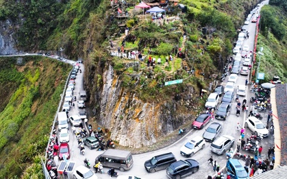 Du khách đổ lên Tuyên Quang, xe nối dài nhích từng mét chiều mùng 4 Tết
