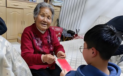 Bà nội mừng tuổi cháu 1 triệu nhưng nói thêm một câu giữa phòng khách đông người khiến con dâu tái mặt