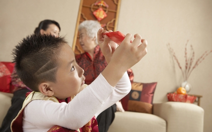 Con trai 4 tuổi giật phăng lì xì trên tay bà ngoại rồi hét lớn: "Ít thế này con không thèm lấy!", mẹ tức đến bật khóc