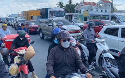 Người dân ùn ùn quay trở lại TPHCM chiều mùng 4 Tết, quốc lộ, cao tốc chật kín phương tiện