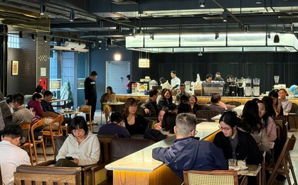 Hà Nội: Xếp hàng ăn phở, uống cà phê 'giải ngấy' ngày Tết