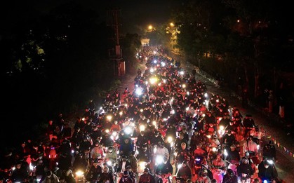 Yên Tử thất thủ, kẹt cứng từ 4h sáng: Du khách đông nghịt, ai cũng cầm 1 chiếc gậy trong tay