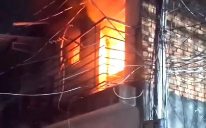 [CLIP] Căn nhà bốc cháy dữ dội trong đêm ở TPHCM