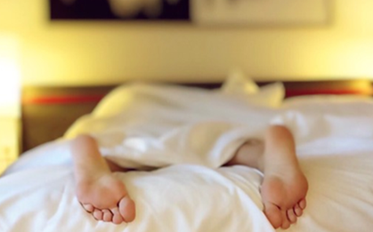 1 tư thế nằm gây hại tinh binh, âm thầm làm giảm sinh lý nam giới nhưng rất nhiều cánh mày râu mắc phải