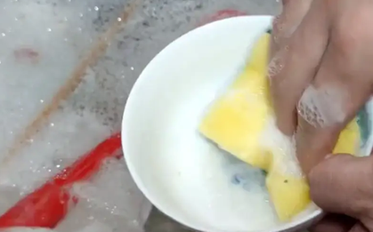 Ngày càng nhiều người mắc ung thư, bác sĩ cảnh báo: Rửa bát theo thói quen này, bạn có đang "nuôi'' vi khuẩn trong bếp?