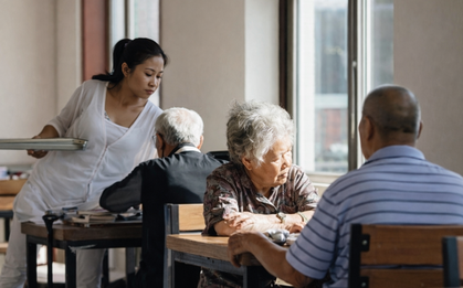 Một kiểu "bất hiếu" mới đang âm thầm lan rộng: Nhà mình đủ đầy, cháu con đuề huề sao mẹ cha vẫn cô đơn tuổi già?