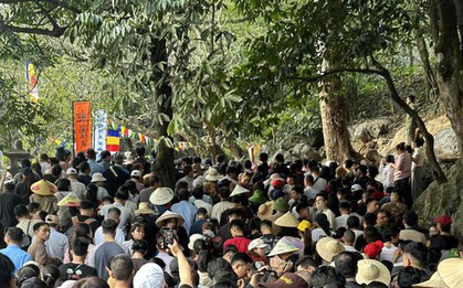 Cảnh tượng ngày Tết tại lễ hội "kéo dài lâu nhất" Việt Nam: Nhiều người không tin vào mắt mình