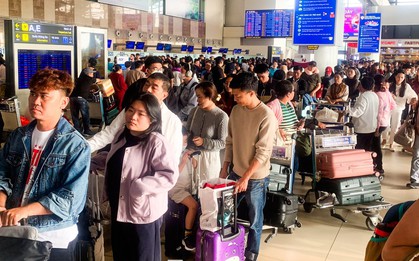 Sân bay Nội Bài, Cần Thơ đông nghẹt mùng 4 Tết