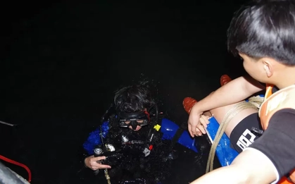 Hơn 500 người xuyên đêm tìm kiếm người mất tích trong vụ chìm tàu tại Lào Cai