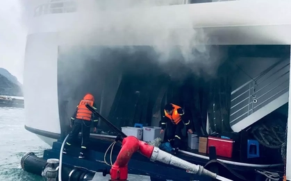 Tàu du lịch ở Cát Bà bốc cháy giữa trưa, 32 người được giải cứu kịp thời