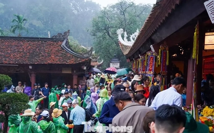 Dòng người đội mưa từ 5h sáng đi khai hội chùa Hương