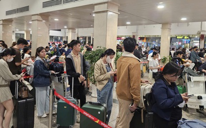 Người dân ùn ùn trở lại TPHCM, sân bay Tân Sơn Nhất đón khách kỷ lục