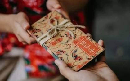 Về quê vợ chúc Tết, mẹ vợ lì xì cho 1 phong bao, 5 ngày sau tôi mới mở ra xem rồi sững người bối rối