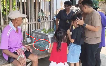 Người phụ nữ Thái Lan bắt rắn xanh lam "cực hiếm", chuyện lạ diễn ra ngay sau đó khiến dân làng kéo đến kín sân