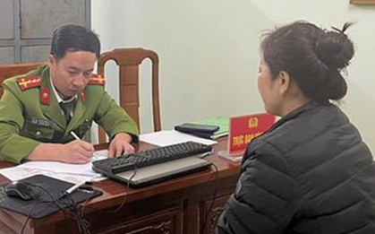 Đậu xe trên đường bất ngờ bị một người phụ nữ đến thu tiền bến bãi