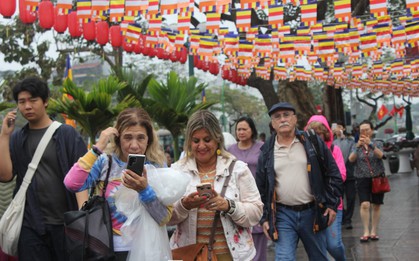 Dòng người xếp hàng, đội mưa du xuân Hà Nội mùng 6 Tết