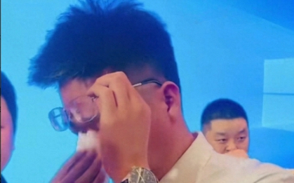 Thưởng tiền mặt, tặng vàng vẫn thấy "quá ít", Chủ tịch công ty bật khóc rồi đưa ra một quyết định khiến 300 nhân viên lặng người