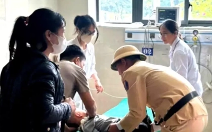 Cảnh sát giao thông mở đường đưa cháu bé bị co giật đi cấp cứu