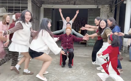 Trend "chạy vào ôm ông bà" gây sốt mạng đầu năm mới Bính Ngọ