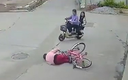Giúp đỡ cụ bà ngã xe đạp, 2 học sinh bị đòi bồi thường 844 triệu đồng