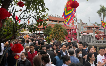 Cảnh tượng tại nơi chỉ họp chợ duy nhất 1 lần trong năm: Đêm nay mới là chính hội