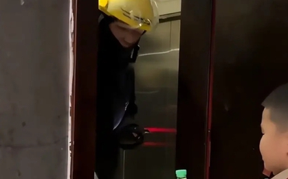 Dạy con tặng shipper chai nước nhưng hành động sau đó của người mẹ khiến dân mạng phải nói thẳng: "Tư duy quá nghèo nàn!"