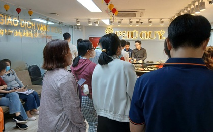 Người dân TPHCM đổ xô mua vàng, bạc, gửi tiết kiệm ngay ngày làm việc đầu năm