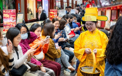 Con phố Hà Nội đông nghẹt chưa từng thấy ngày mùng 8 Tết: Chuyện gì đang xảy ra?