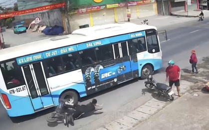 CLIP: Tông xe đạp điện khiến một học sinh văng xa nhưng tài xế xe buýt không biết?