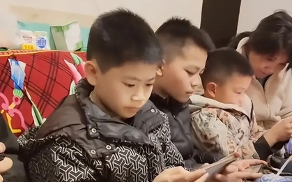 Người mẹ háo hức quay video khoe con, nhưng chỉ một cú lia máy đã phơi bày sự thật gia đình