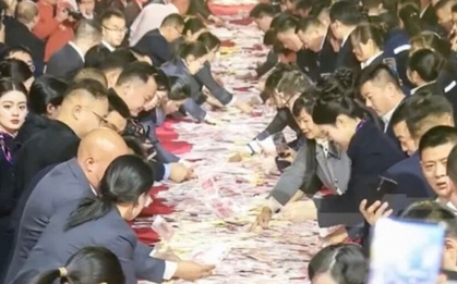 Sếp rải 227 tỷ đồng tiền mặt ra bàn thưởng nhân viên, ai vơ được bao nhiêu lấy bấy nhiêu