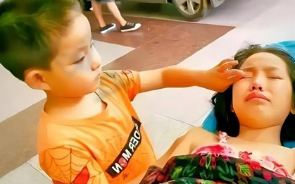 Em trai 7 tuổi đẩy cáng đưa chị gái 11 tuổi đi cấp cứu: "Bố mẹ không cần chúng ta thì em nuôi chị"