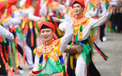 Tận mắt đi xem trai làng Triều Khúc “mặt hoa da phấn” múa điệu con đĩ đánh bồng