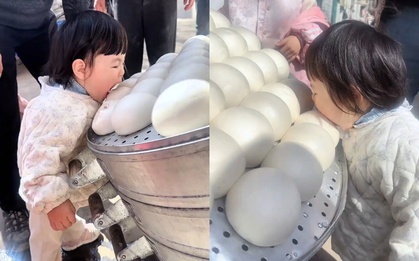 Bé gái hơn 1 tuổi “gặm” bánh bao thu hút hơn 30 triệu lượt xem, nhưng bất ngờ bị dân mạng chỉ trích vô lý