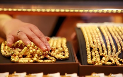 Đừng thử vàng bằng lửa, 3 cách phân biệt vàng thật giả đến học sinh cấp 2 cũng làm được