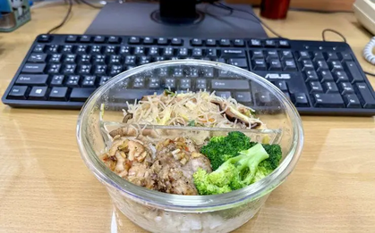 Ai mang cơm trưa đi làm, nếu có 3 món ăn này thì cần vứt ngay vì sinh chất gây ung thư